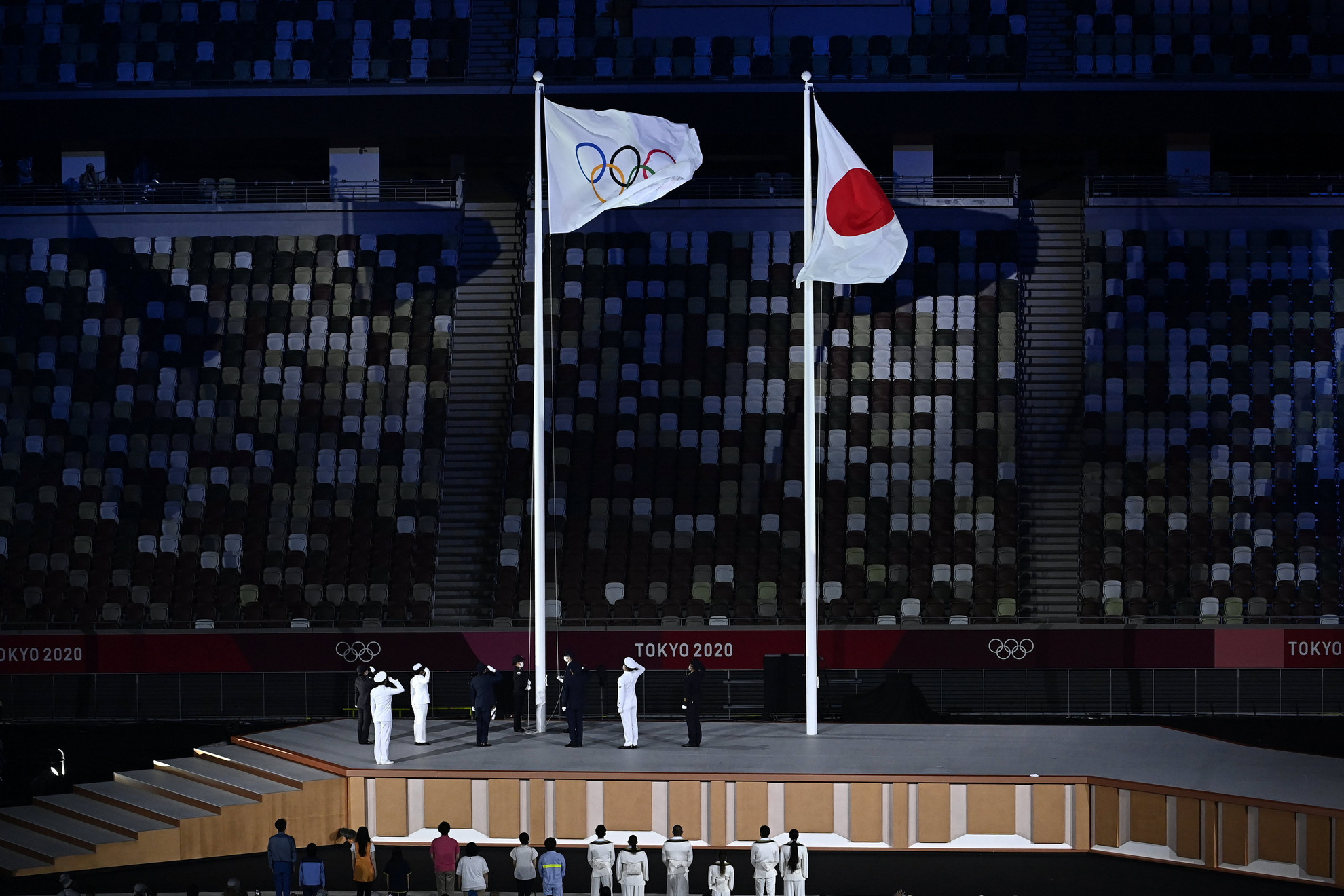 Fotó: MTI/Czeglédi Zsolt A felvont olimpiai zászló a XXXII. nyári olimpiai játékok nyitóünnepségén a tokiói Olimpiai Stadionban