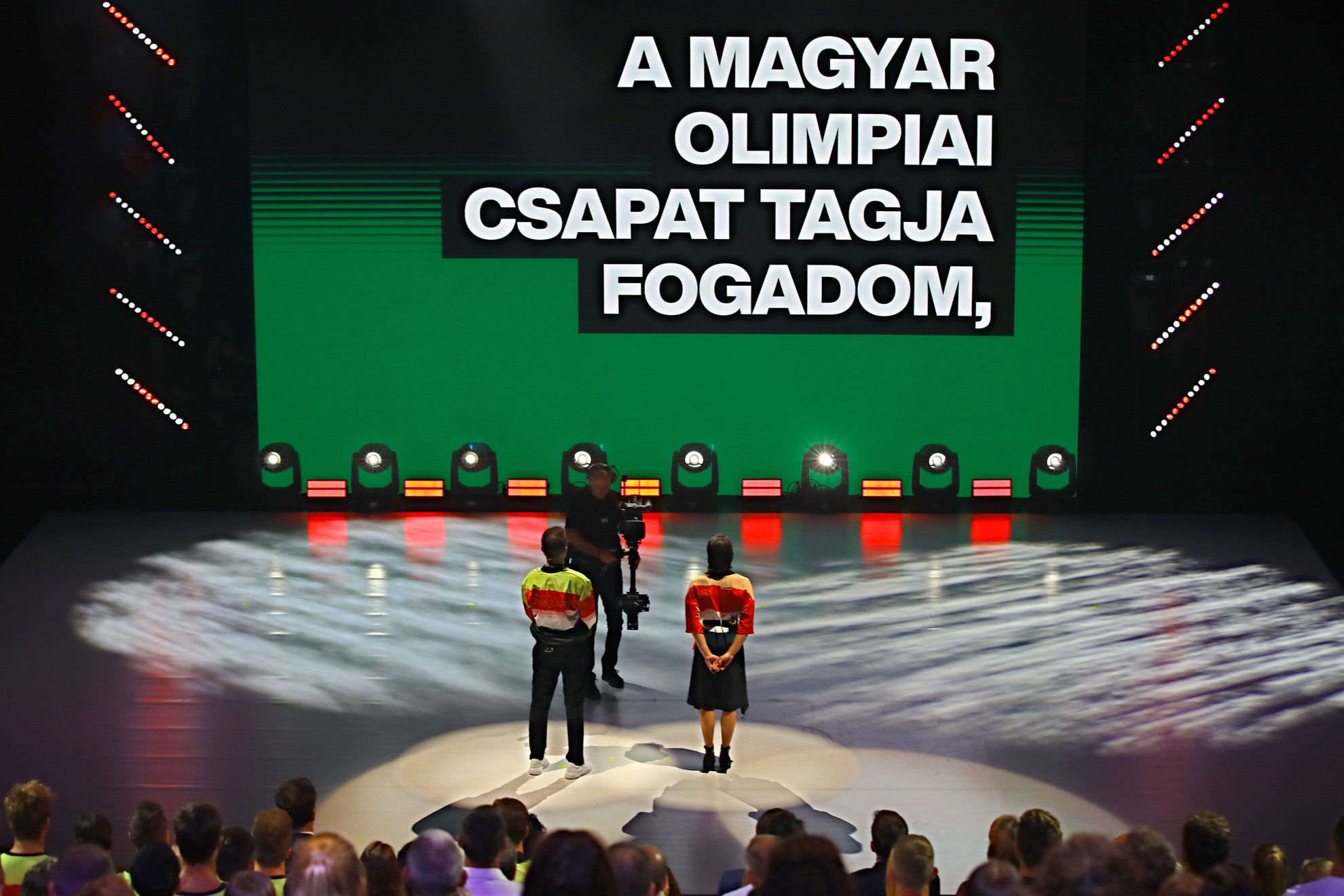 Fotó: MH/Purger Tamás A fogadalomtétel szövegét két ifjúsági olimpiai bajnok sportoló, az úszó Késely Ajna és a sportlövő Péni István mondta el