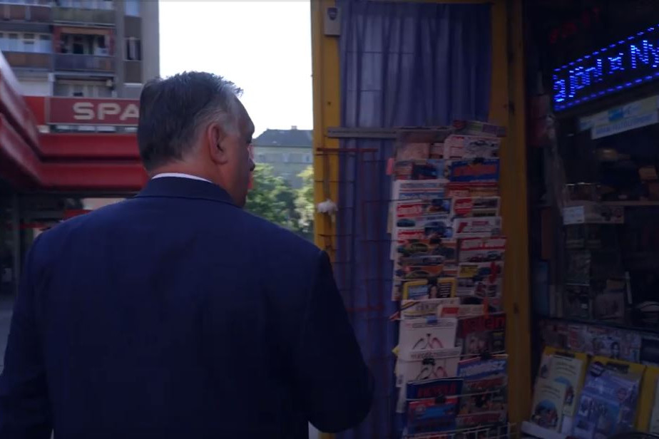 Orbán Viktor megnézte az újságosnál, hogy áll a magyar sajtószabadság