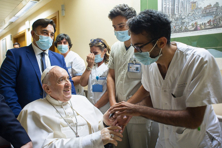 Ferenc pápa egyelőre kórházban marad