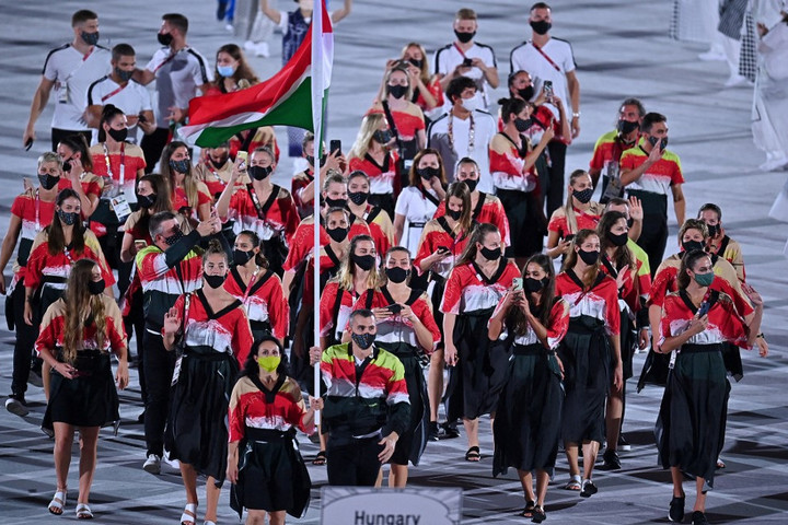 Cseh László és Mohamed Aida vezetésével vonultak be a magyarok az olimpia megnyitóján