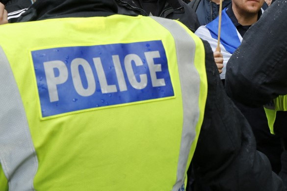 Késsel támadtak egy Charlie Hebdo feliratú pólót viselő nőre Londonban