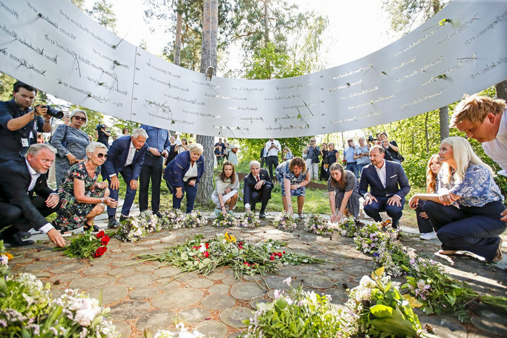 Az utoyai terrortámadás áldozataira emlékeztek Norvégiában
