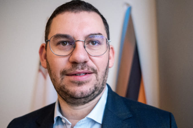 Fotó: Facebook/Hidvéghi Balázs Szexuális bűnöző támadja a magyar gyermekvédelmi törvényt