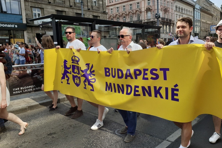 Fotó: Facebook/Bereczki Miklós A Jobbik politikusa Niedermüllerrel együtt vonult a Pride-on
