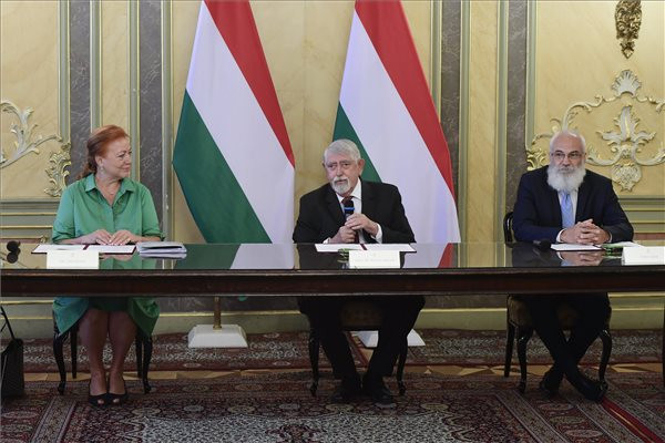 Fotó: MTI/Koszticsák Szilárd Stratégiai partnerségi megállapodást kötött egészségügyi érdekképviseletekkel az Emmi