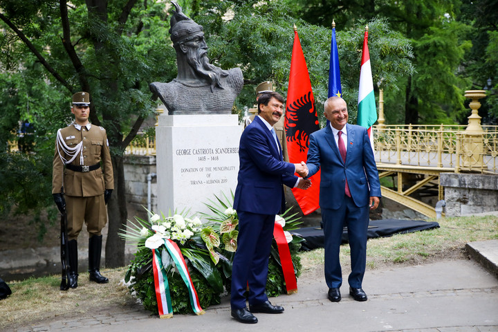 Felavatták Szkander bég albán fejedelem szobrát a Városligetben