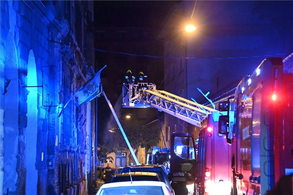 Fotó: MTI/Mihádák Zoltán Égett egy munkásszálló teteje Budapesten