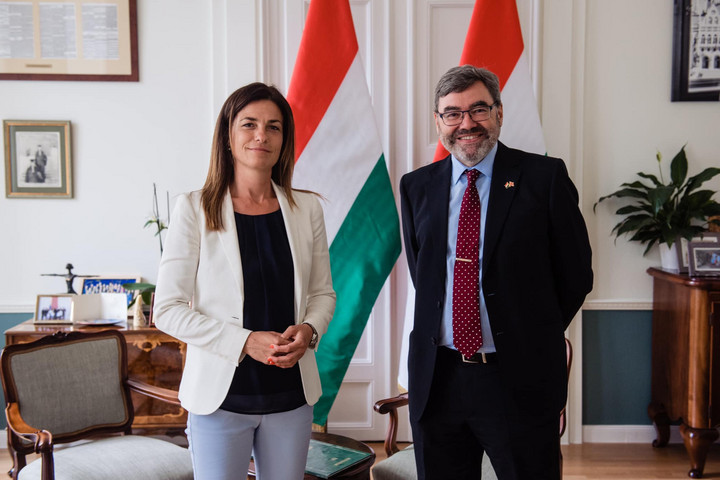 Fotó: Facebook/Varga Judit Varga Judit hivatalában fogadta a budapesti brit nagykövetet