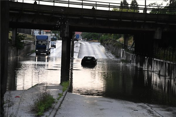 Fotó: MTI/Mihádák Zoltán OKF: viharkárok miatt riasztották a tűzoltókat több vármegyében