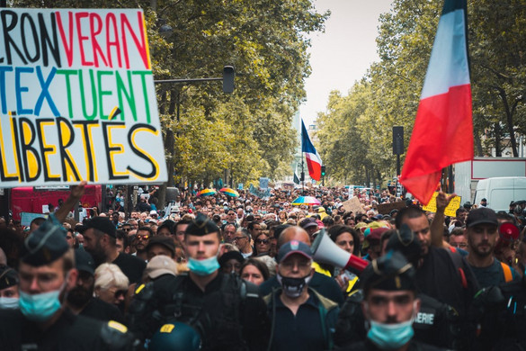 Könnygázt vetettek be a Párizsban a tüntetők ellen