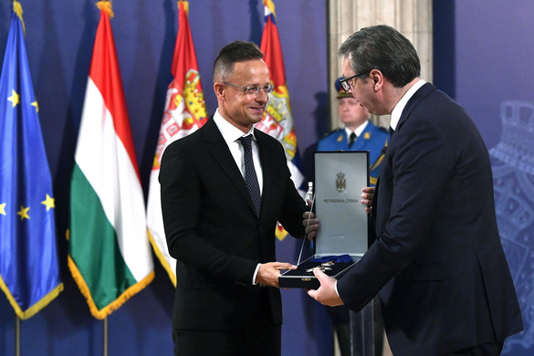 Szijjártó Péter jelentős szerb állami kitüntetést kapott