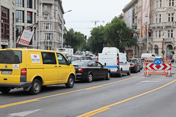 Karácsony a főváros helyett magát építi
