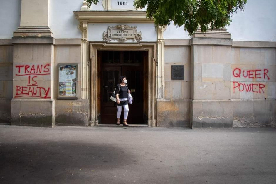 LGBTQ-vandalizmus pozsonyi egyházi épületek ellen
