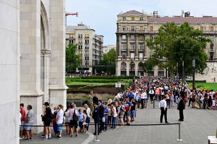 Csak szombaton több mint ötezren nézték meg a Szent Koronát