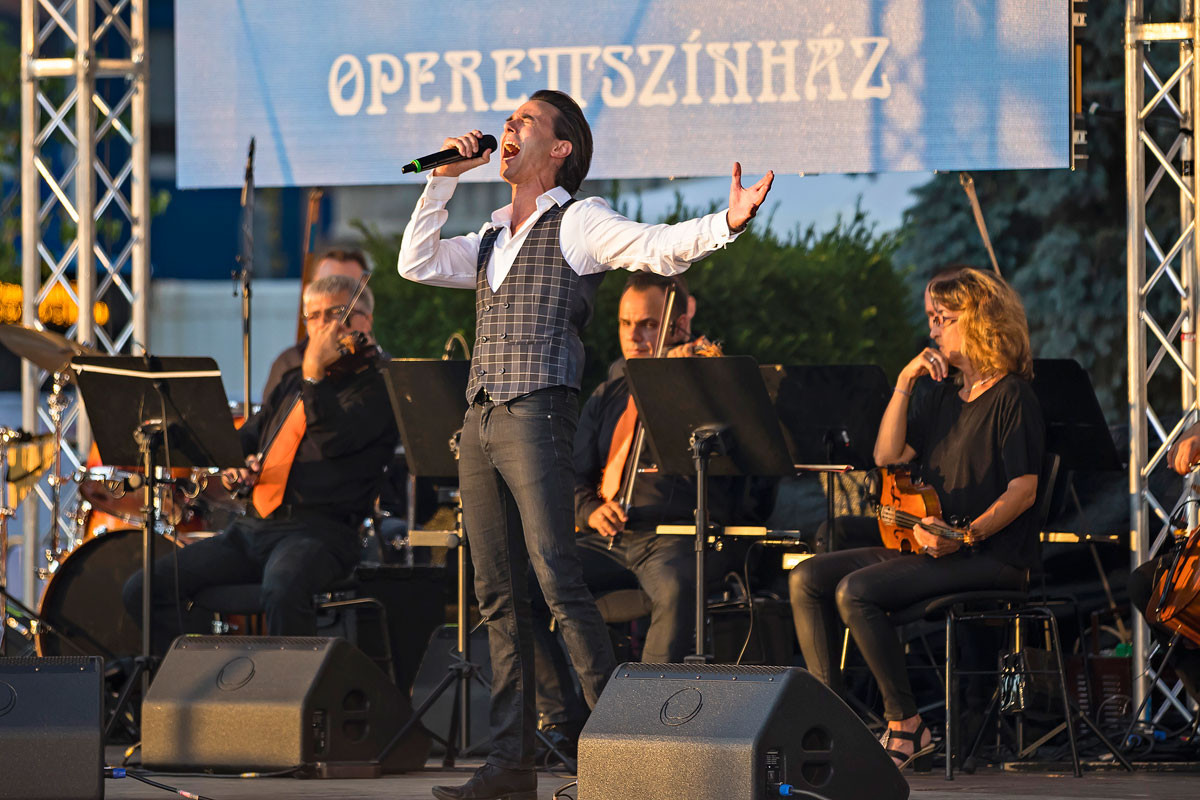 A Duna korzón a Budapesti Operettszínház művészei, köztük Kerényi Miklós Máté (képünkön) adtak nagy sikerű gálaműsort