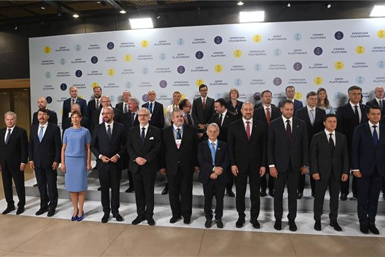 Csoportkép a Krími Platform elnevezésű rendezvénysorozatot megnyitó csúcsértekezlet résztvevőiről Kijevben. Az első sorban Áder János köztársasági elnök (b2), Kersti Kaljulaid észt elnök (b3), Charles Michel, az Európai Tanács elnöke (b4), Volodimir Zelenszkij ukrán elnök (j2)