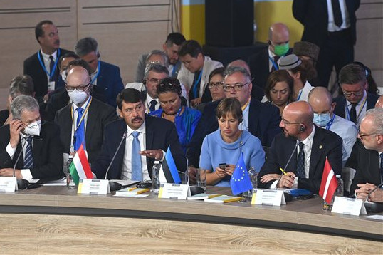 Áder János köztársasági elnök (első sor, b2) beszédet mond a Krími Platform elnevezésű rendezvénysorozatot megnyitó csúcsértekezleten Kijevben. Mellette Sauli Niinistö (b) finn, Kersti Kaljulaid észt elnök (b3) és Charles Michel, az Európai Tanács elnöke (b4)