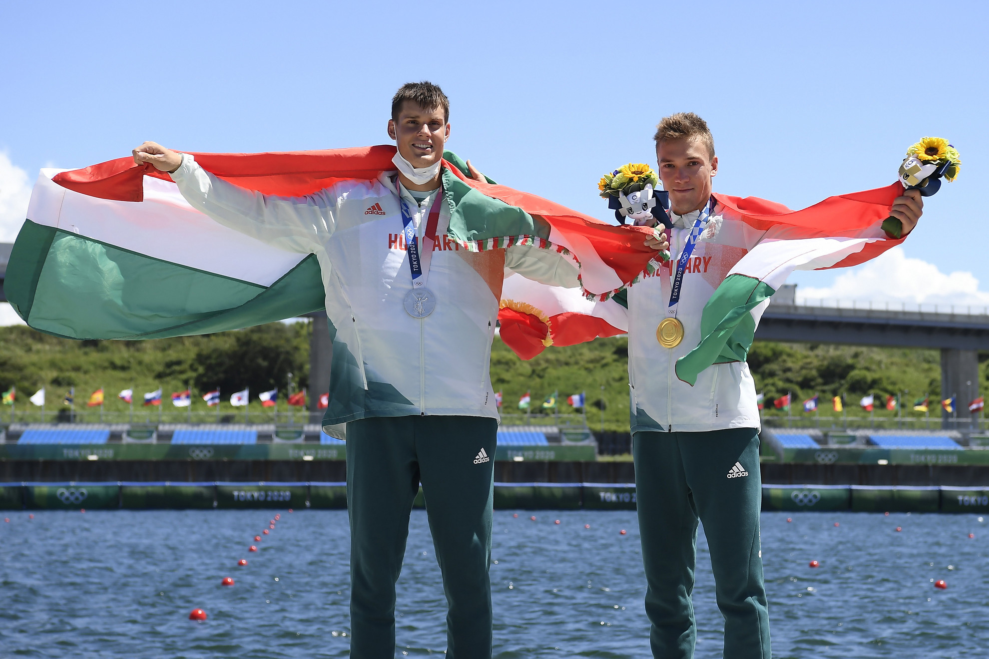 Az aranyérmes Kopasz Bálint (j) és az ezüstérmes Varga Ádám a férfi kajak egyesek 1000 méteres versenyének eredményhirdetésén a világméretű koronavírus-járvány miatt 2021-re halasztott 2020-as tokiói nyári olimpián a Sea Forest Kajak-kenu Pályán 2021. augusztus 3-án