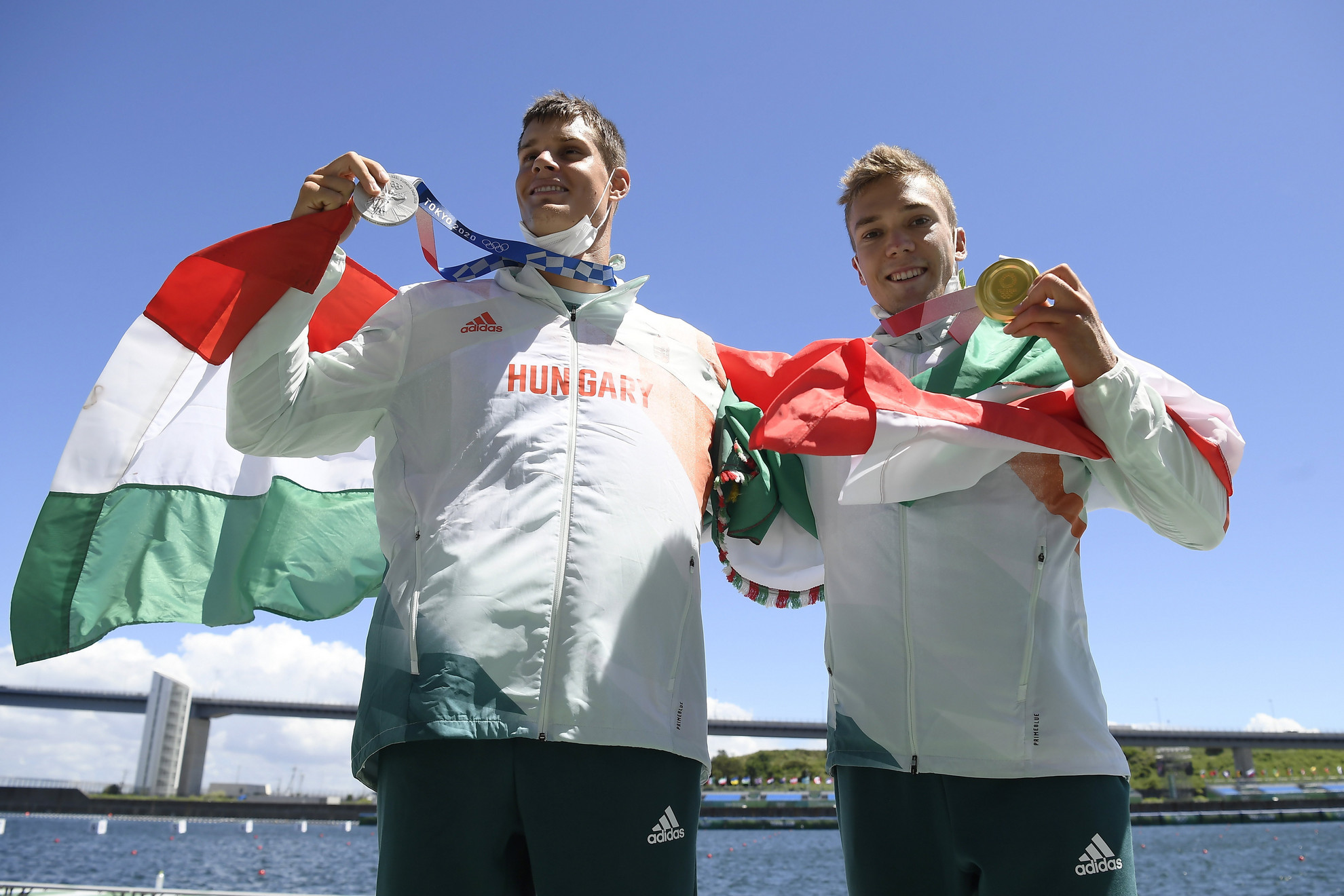 Az aranyérmes Kopasz Bálint (j) és az ezüstérmes Varga Ádám a férfi kajak egyesek 1000 méteres versenyének eredményhirdetésén a világméretű koronavírus-járvány miatt 2021-re halasztott 2020-as tokiói nyári olimpián a Sea Forest Kajak-kenu Pályán 2021. augusztus 3-án