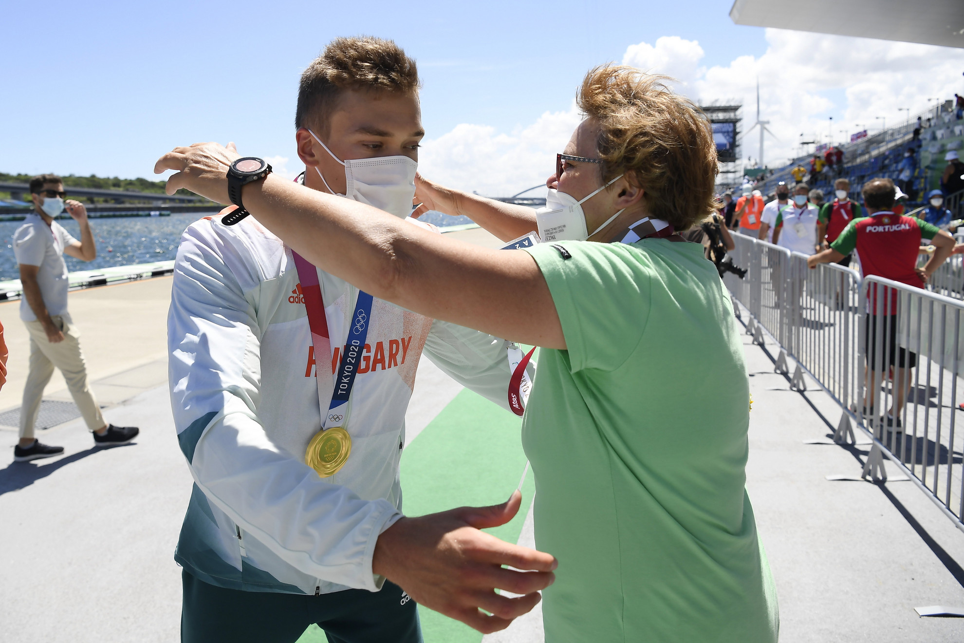 Az aranyérmes Kopasz Bálintnak gratulál édesanyja, aki az edzője is, Demeter Irén a férfi kajak egyesek 1000 méteres versenyének eredményhirdetése után a világméretű koronavírus-járvány miatt 2021-re halasztott 2020-as tokiói nyári olimpián a Sea Forest Kajak-kenu Pályán 2021. augusztus 3-án