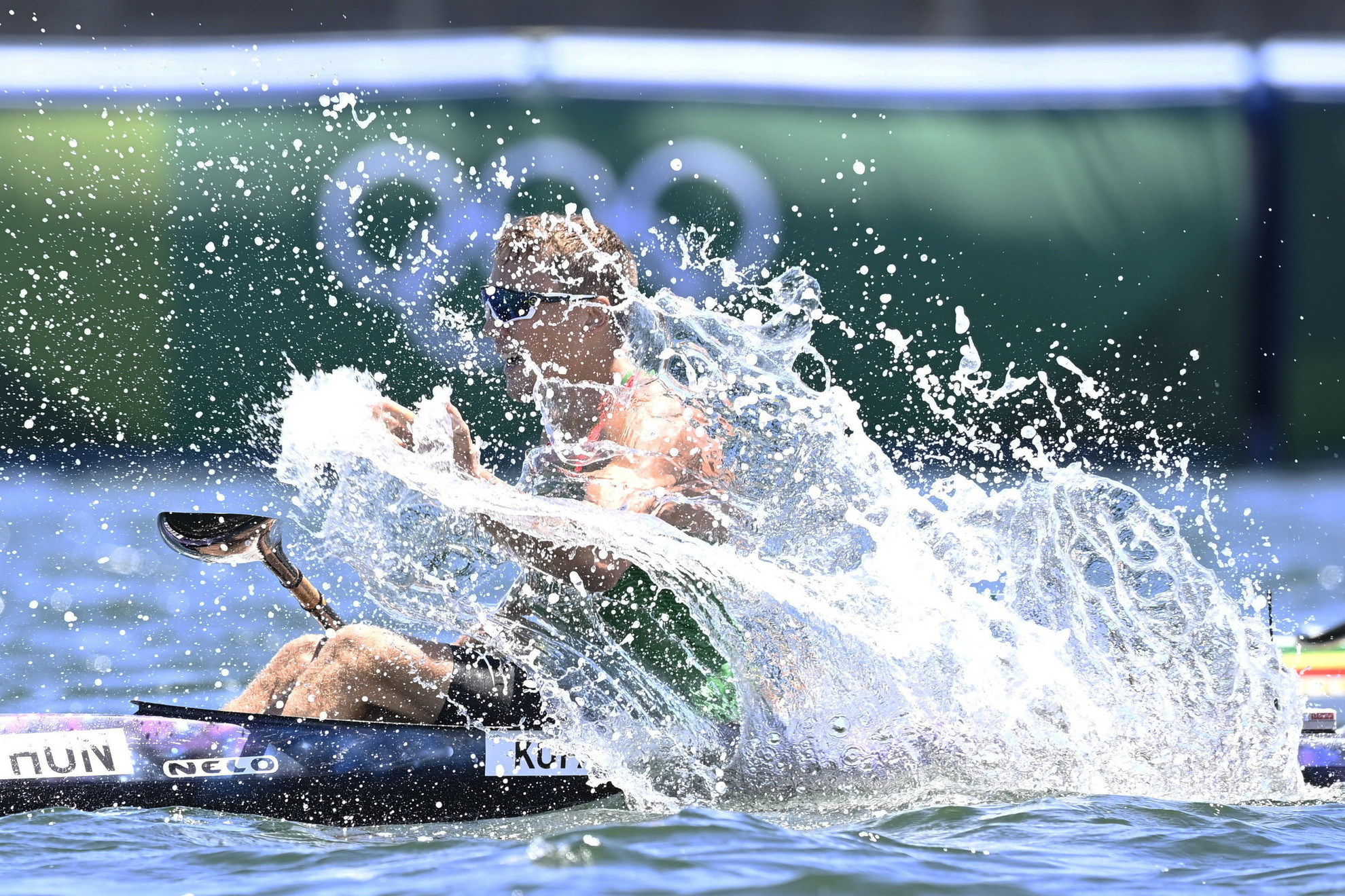 Kopasz Bálint örül a férfi kajak egyesek 1000 méteres versenyének döntője végén a világméretű koronavírus-járvány miatt 2021-re halasztott 2020-as tokiói nyári olimpián a Sea Forest Kajak-kenu Pályán 2021. augusztus 3-án