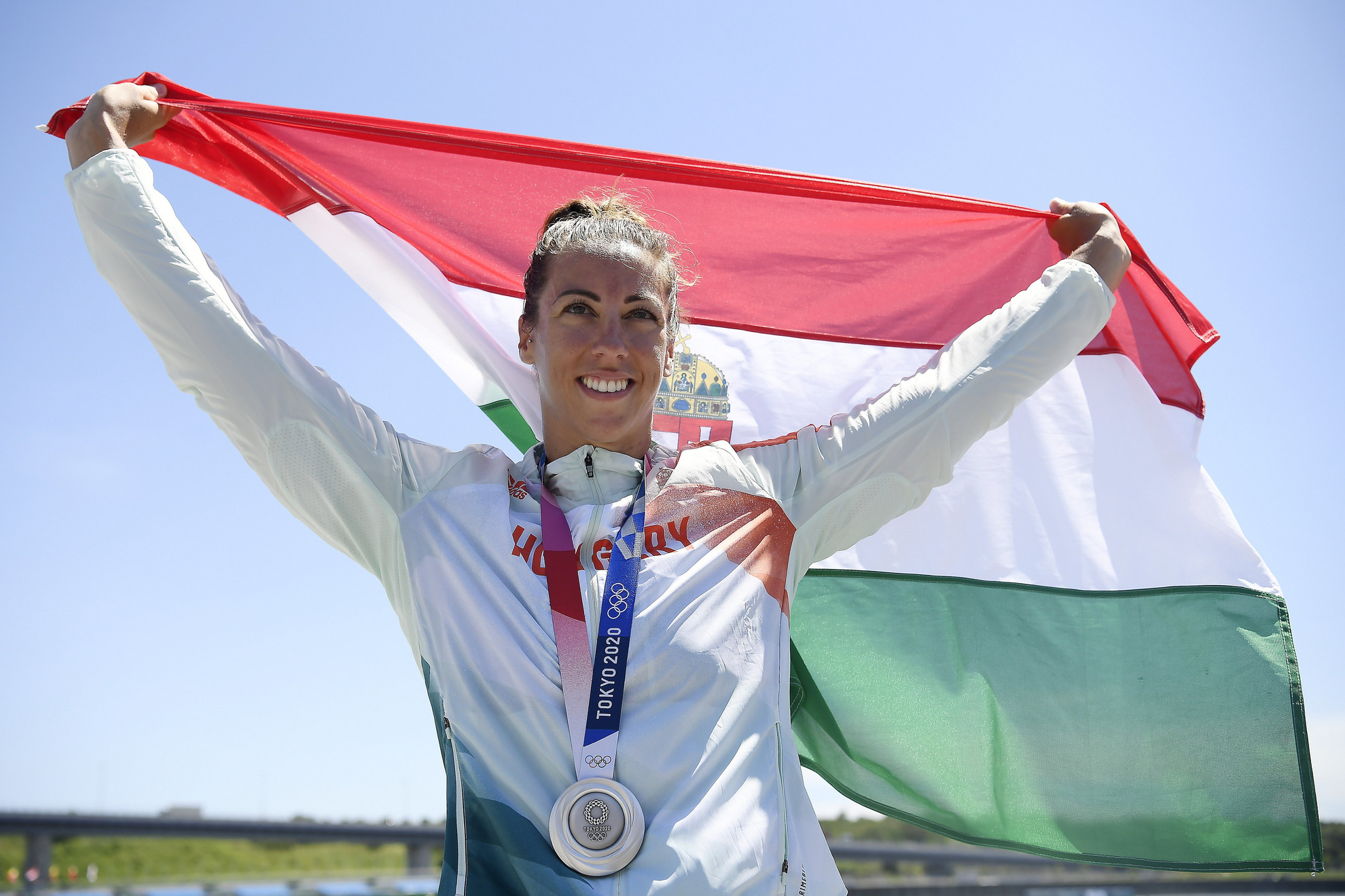 Az ezüstérmes Csipes Tamara a női kajak egyesek 500 méteres versenyének eredményhirdetésén a világméretű koronavírus-járvány miatt 2021-re halasztott 2020-as tokiói nyári olimpián a Sea Forest Kajak-kenu Pályán 2021. augusztus 5-én