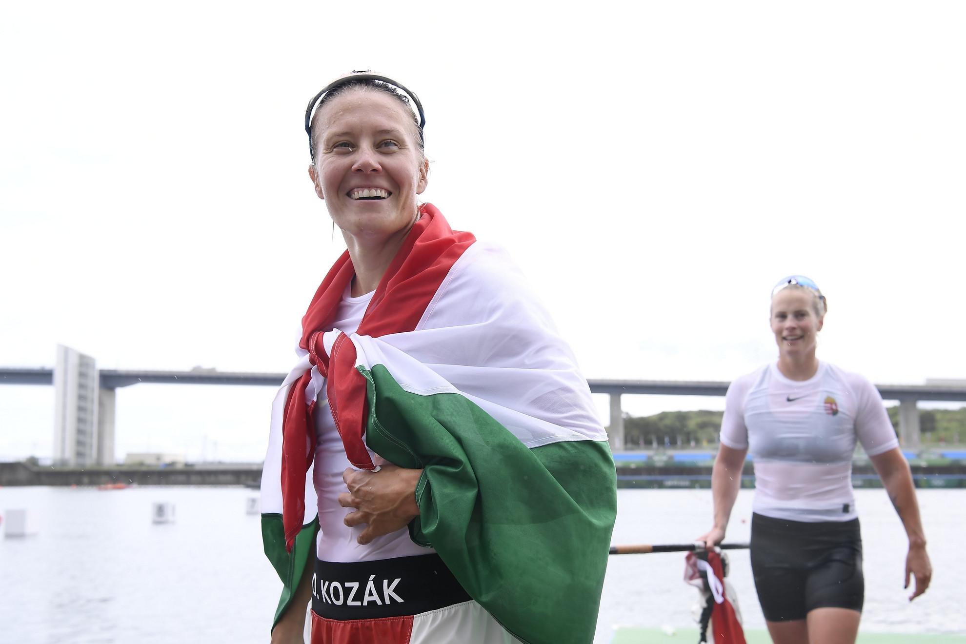 A hatszoros olimpiai bajnok Kozák Danuta, miután a női kajaknégyes tagjaként győzött az 500 méteres verseny döntőjében a világméretű koronavírus-járvány miatt 2021-re halasztott 2020-as tokiói nyári olimpián a Sea Forest Kajak-kenu Pályán 2021. augusztus 7-én
