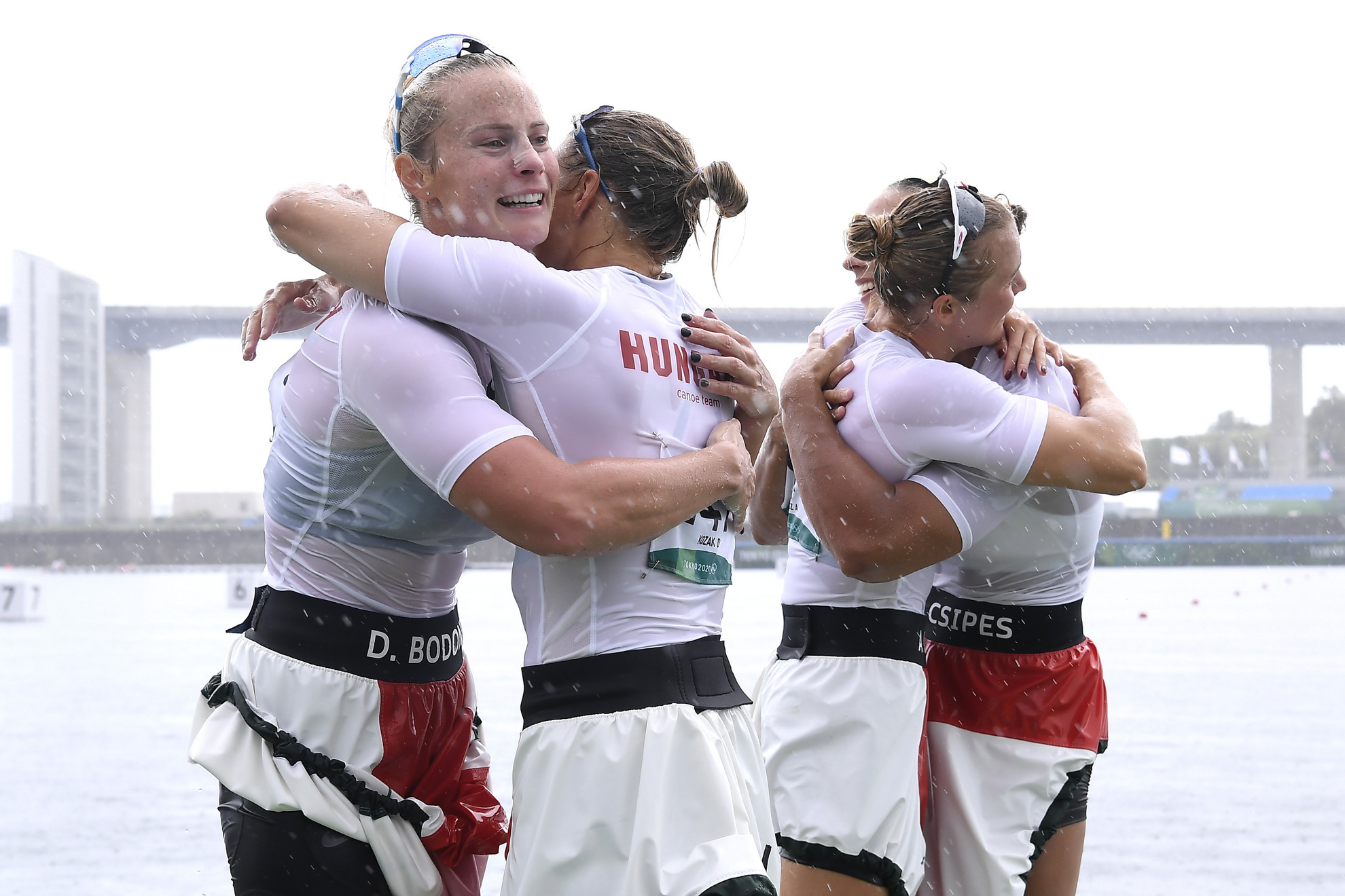 Az aranyérmes Bodonyi Dóra, Kozák Danuta, Kárász Anna és Csipes Tamara (b-j) a női kajaknégyesek 500 méteres versenyének eredményhirdetése után a világméretű koronavírus-járvány miatt 2021-re halasztott 2020-as tokiói nyári olimpián a Sea Forest Kajak-kenu Pályán 2021. augusztus 7-én