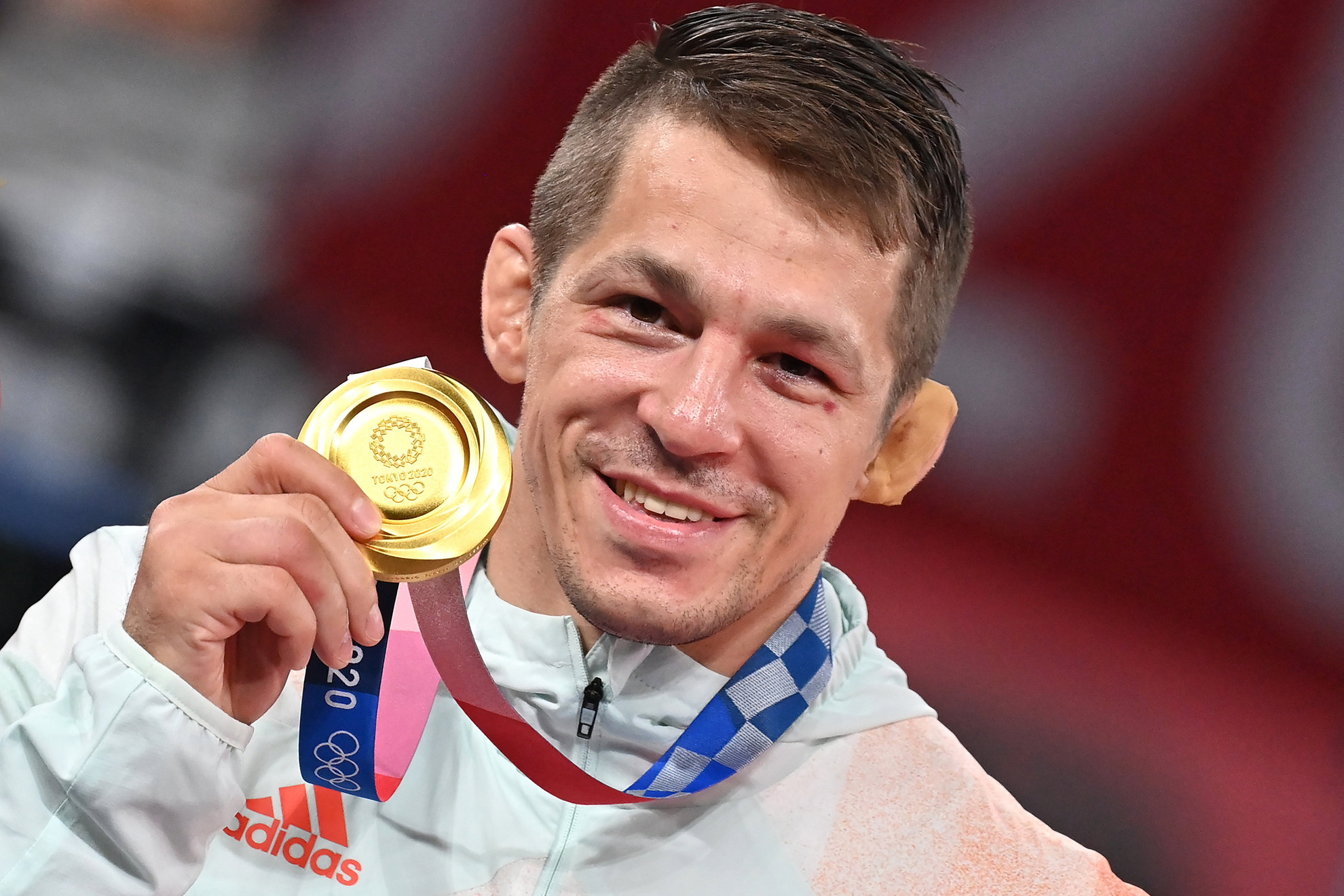 Fotó: MTI/Illyés Tibor Az aranyérmes Lőrincz Tamás a férfi kötöttfogású birkózók 77 kilogrammos kategóriájának eredményhirdetésén a világméretű koronavírus-járvány miatt 2021-re halasztott 2020-as tokiói nyári olimpián a Makuhari Rendezvényközpontban 2021. augusztus 3-án