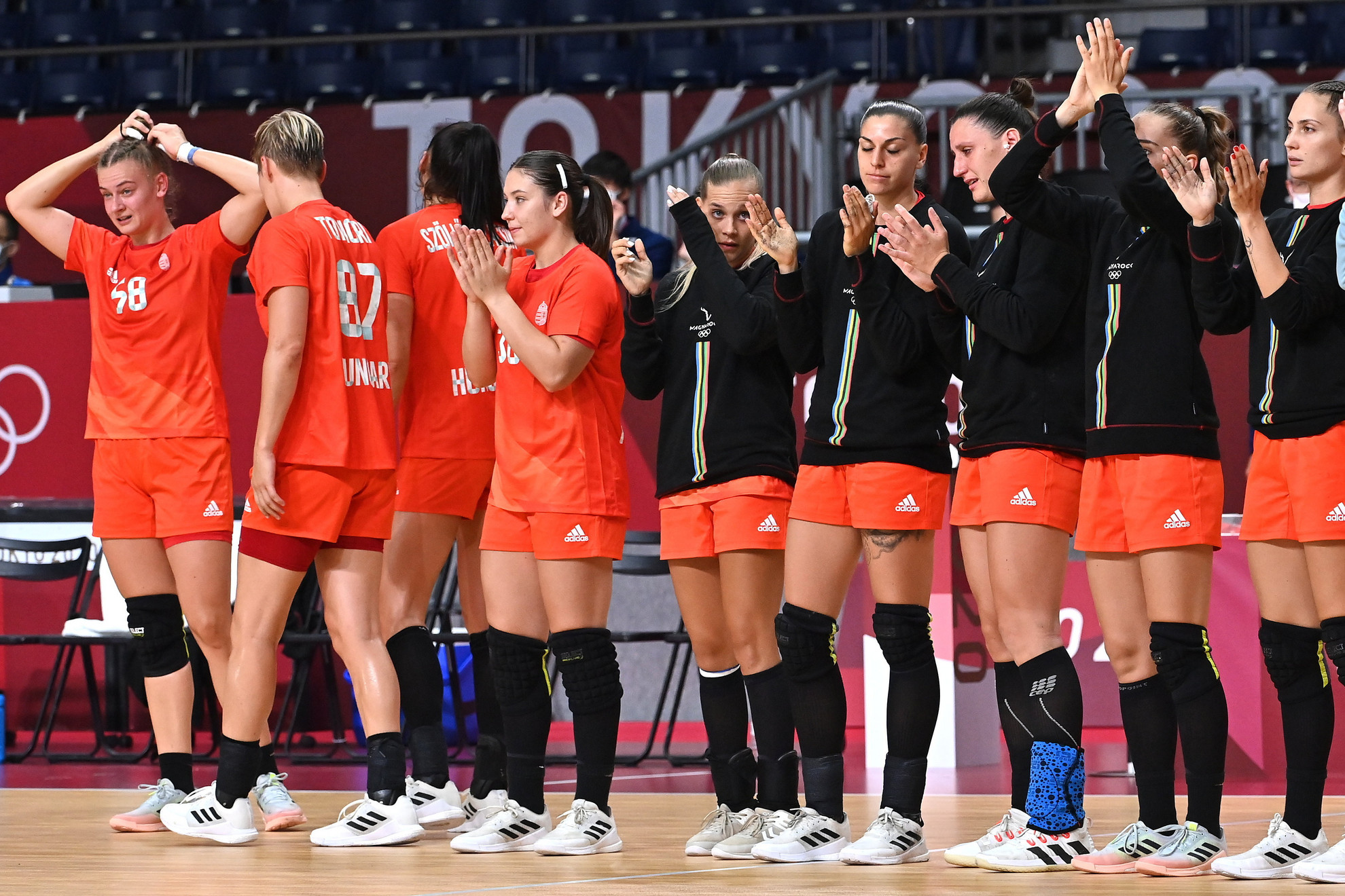 A magyar játékosok a világméretű koronavírus-járvány miatt 2021-re halasztott 2020-as tokiói nyári olimpia női kézilabda-bajnokságának negyeddöntőjében játszott Magyarország - Norvégia mérkőzés után a Jojogi Nemzeti Sportcsarnokban 2021. augusztus 4-én