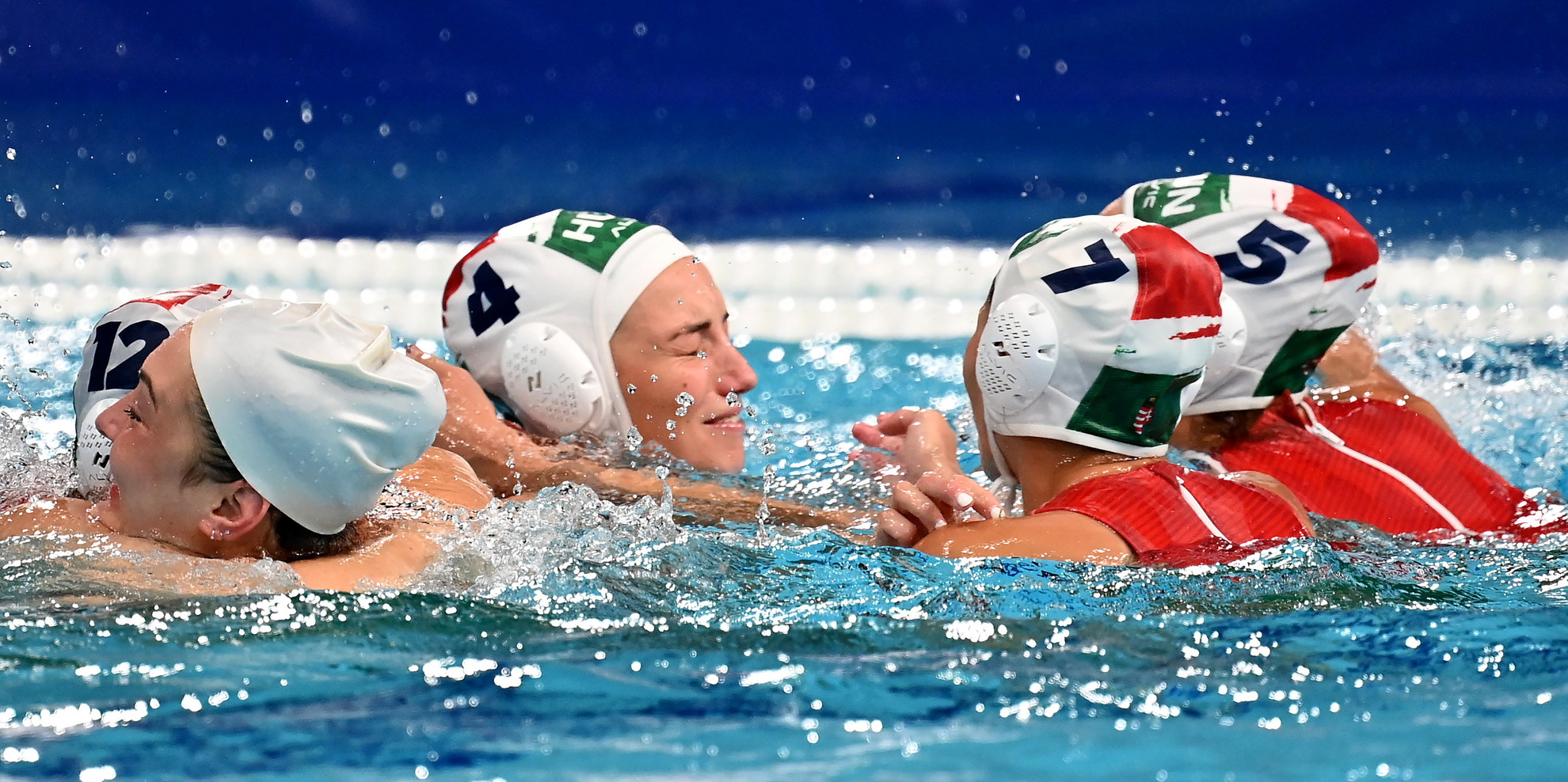 Fotó: MTI/Illyés Tibor Garda Krisztina (takarásban), Rybanska Natasa, Gurisatti Gréta, Illés Anna és Szücs Gabriella, a bronzérmes magyar csapat tagjai (b-j) ünneplik győzelmüket a világméretű koronavírus-járvány miatt 2021-re halasztott 2020-as tokiói nyári olimpia női vízilabdatornáján a harmadik helyért játszott Magyarország - Orosz Olimpiai Csapat mérkőzés végén a Tacumi Vízilabdaközpontban 2021. augusztus 7-én