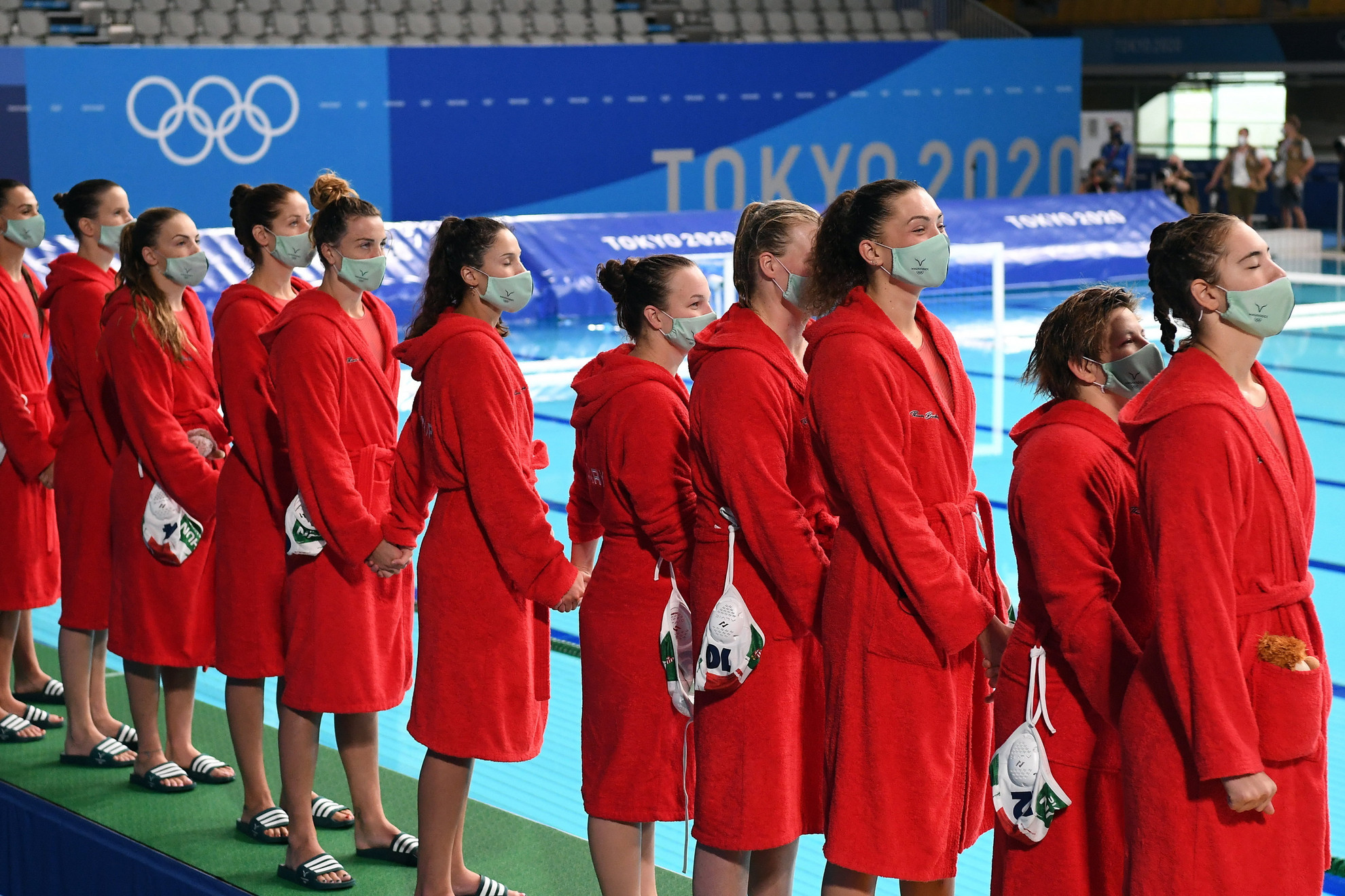 A későbbi bronzérmes magyar csapat a világméretű koronavírus-járvány miatt 2021-re halasztott 2020-as tokiói nyári olimpia női vízilabdatornáján a harmadik helyért játszott Magyarország - Orosz Olimpiai Csapat mérkőzés előtt a Tacumi Vízilabdaközpontban 2021. augusztus 7-én