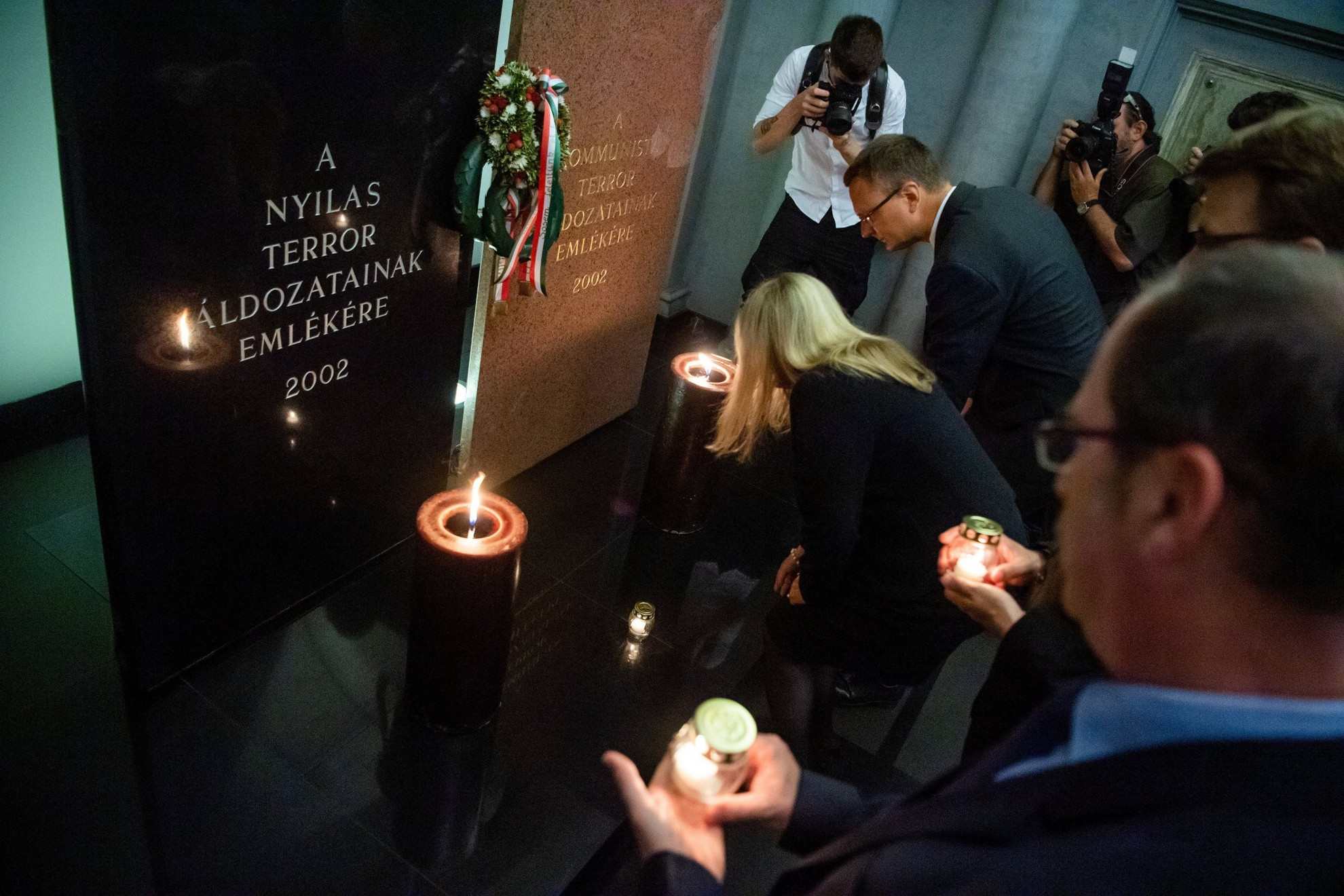 Fotó: MTI/Balogh Zoltán Rétvári Bence, az Emberi Erőforrások Minisztériumának parlamenti államtitkára és Schmidt Mária kormánybiztos, a Terror Háza Múzeum főigazgatója mécsest helyez el a totalitárius diktatúrák áldozatainak európai emléknapja alkalmából Budapesten a Terror Háza Múzeumban 2021. augusztus 23-án