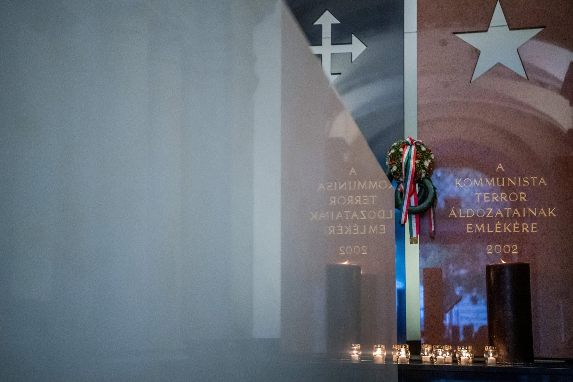 Gyertyák égnek a totalitárius diktatúrák áldozatainak európai emléknapja alkalmából Budapesten a Terror Háza Múzeumban 2021. augusztus 23-án