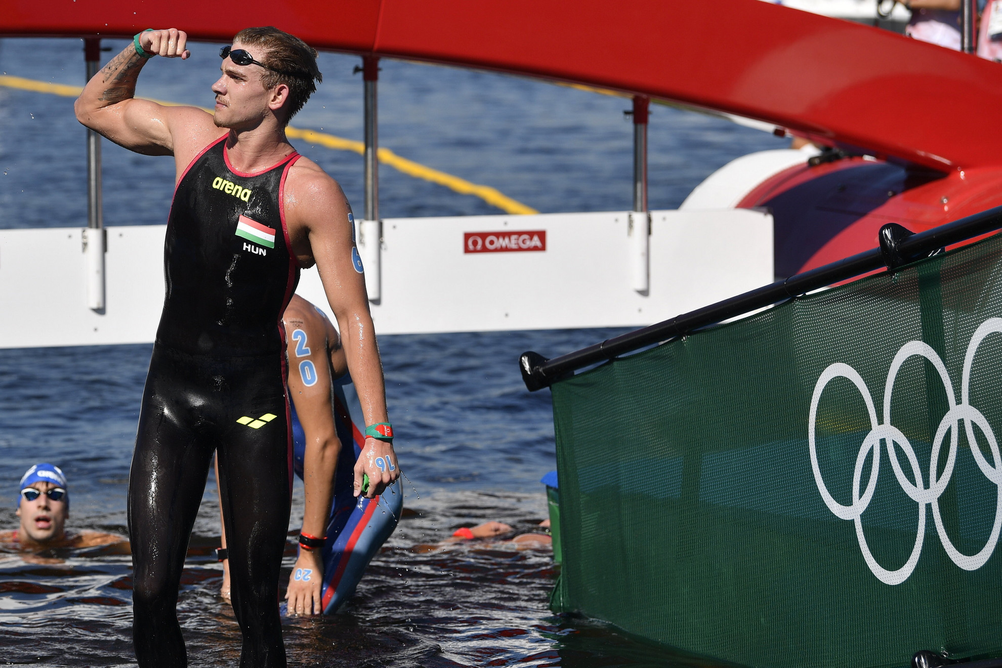 A második helyezett Rasovszky Kristóf célba érkezés után a férfi nyíltvízi úszók 10 kilométeres versenyén a világméretű koronavírus-járvány miatt 2021-re halasztott 2020-as tokiói nyári olimpián az Odaiba Kikötőparkban 2021. augusztus 5-én