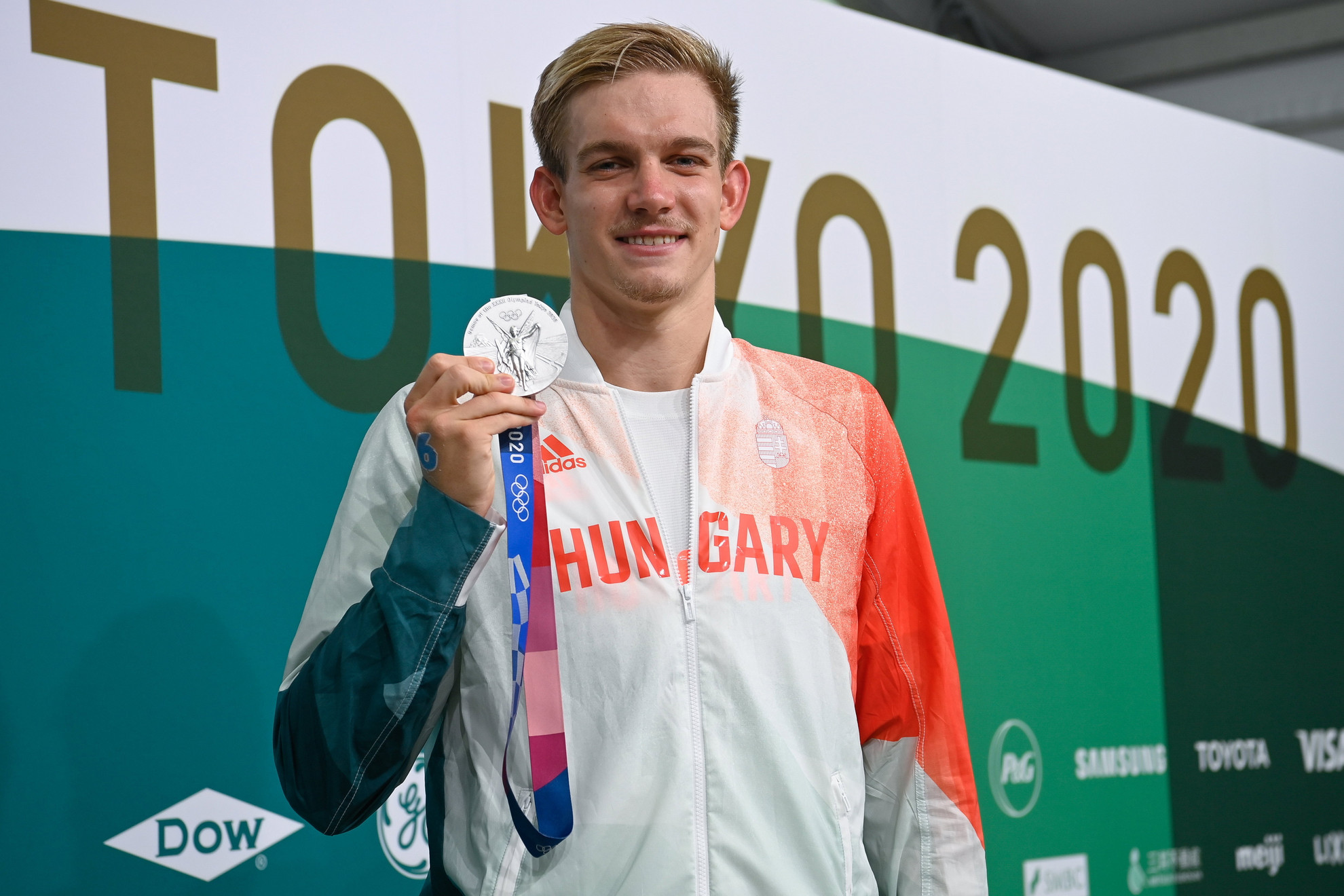 Az ezüstérmes Rasovszky Kristóf a férfi nyíltvízi úszók 10 kilométeres versenyének eredményhirdetése után a világméretű koronavírus-járvány miatt 2021-re halasztott 2020-as tokiói nyári olimpián az Odaiba Kikötőparkban 2021. augusztus 5-én