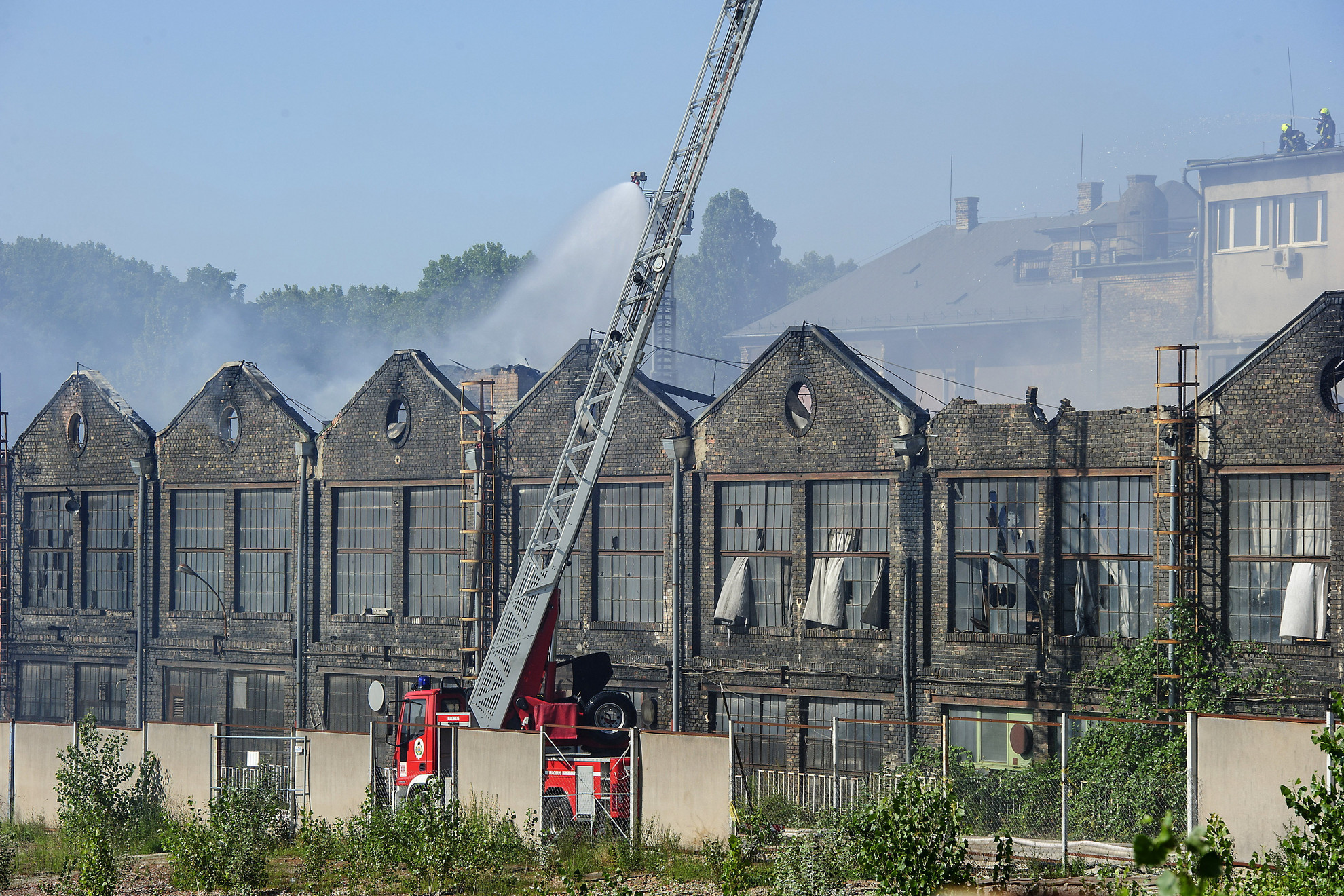 Tűzoltók egy egyszintes, raktár jellegű épületben keletkezett tűz oltásán dolgoznak a főváros VIII. kerületében, a Kerepesi úton 2021. augusztus 9-én