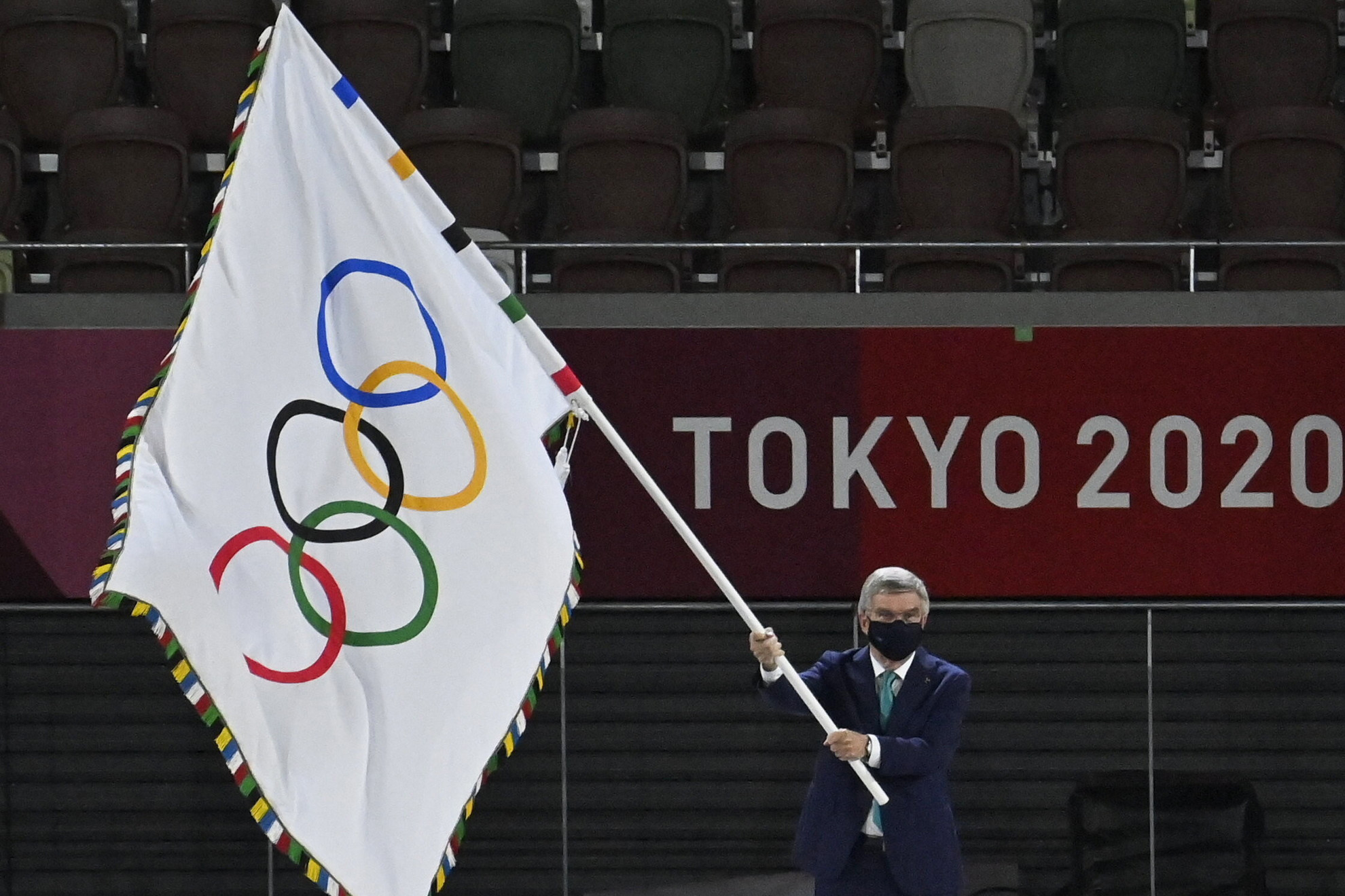 Fotó: MTI/Czeglédi Zsolt Anne Hidalgo, Párizs polgármestere meglengeti az olimpiai zászlót, amelyet Thomas Bachtól, a Nemzetközi Olimpiai Bizottság elnökétől (b) vett át