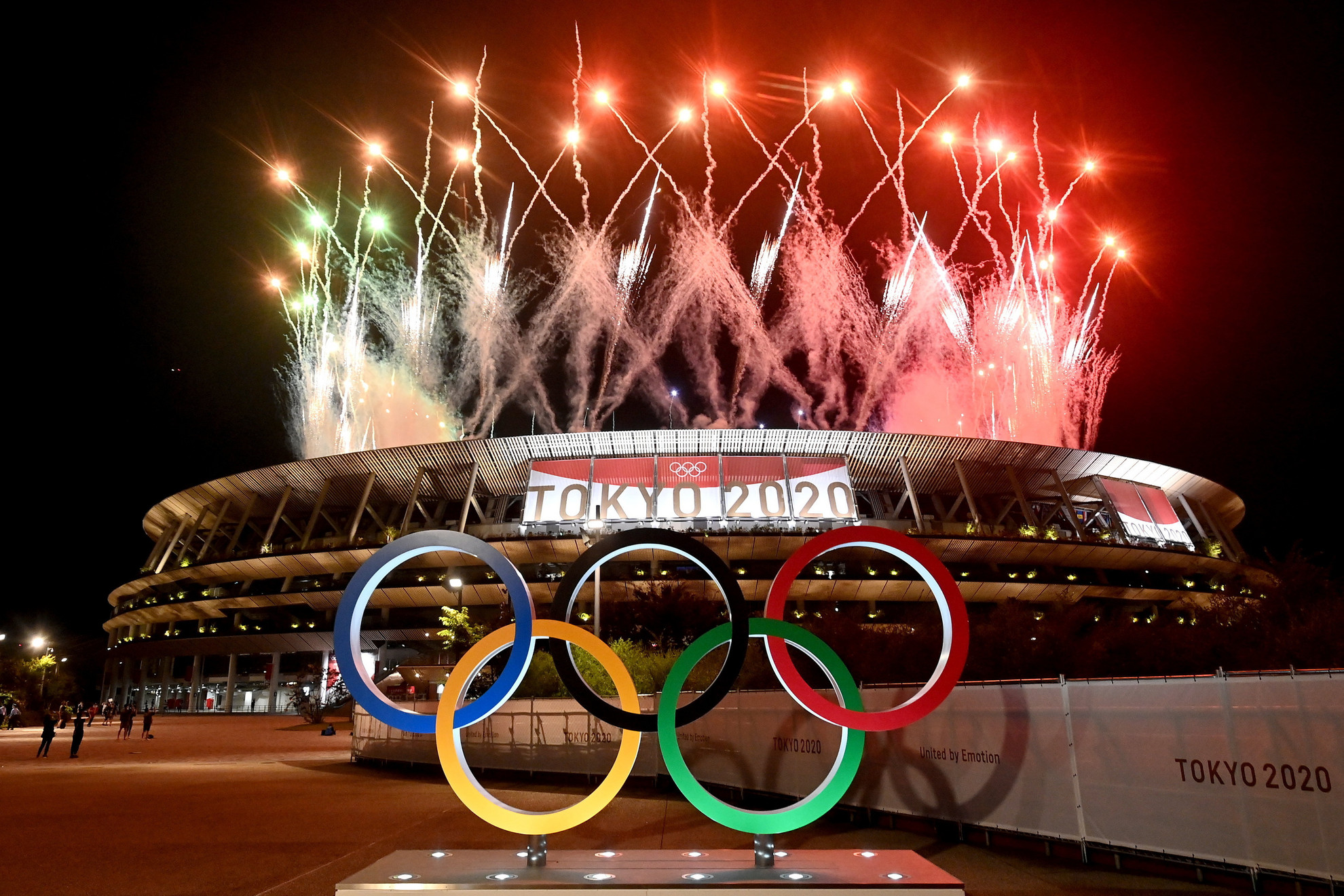 Fotó: MTI/Illyés Tibor Tűzijáték a világméretű koronavírus-járvány miatt 2021-re halasztott 2020-as tokiói nyári olimpia záróünnepségén az Olimpiai Stadionban