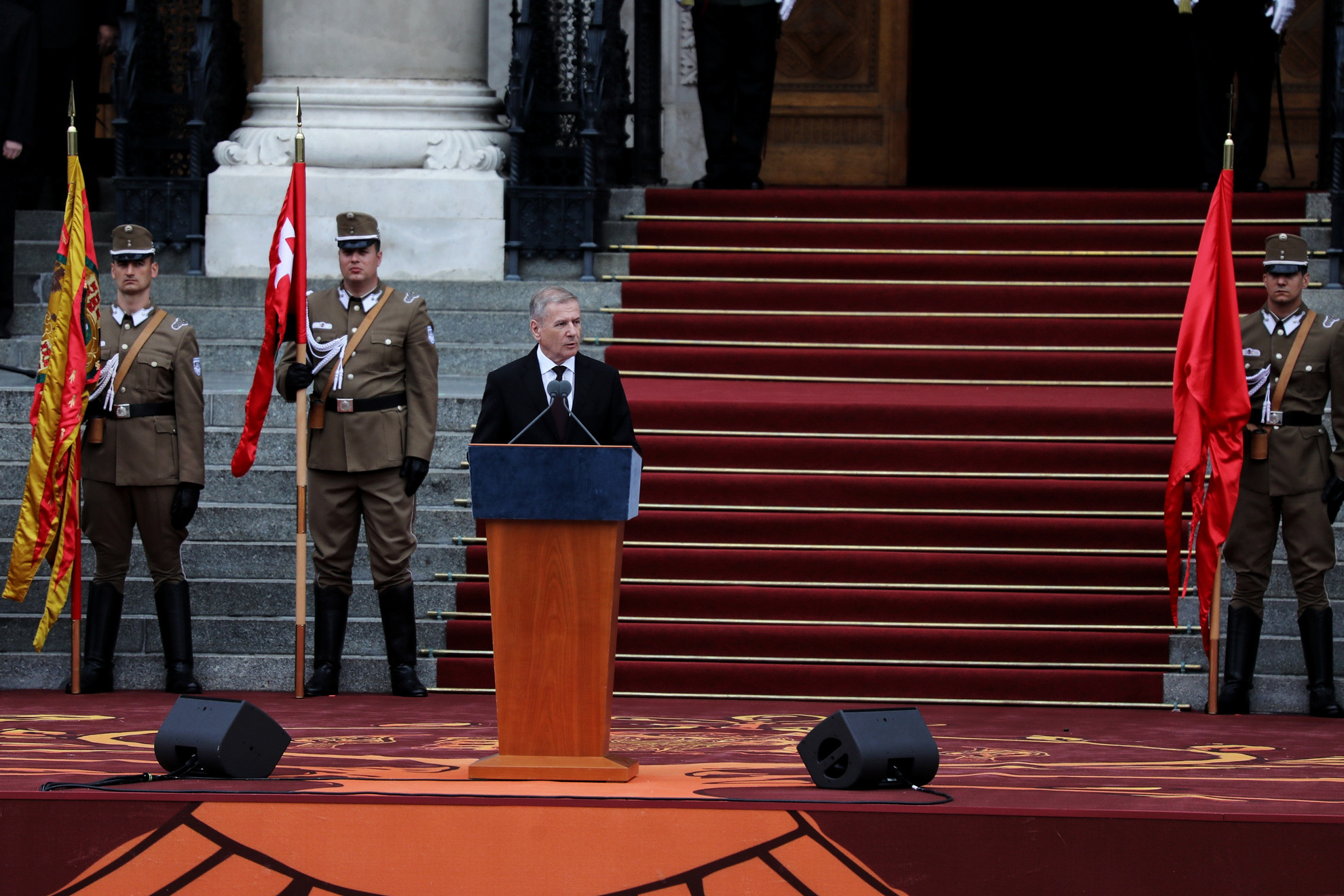 Benkő Tibor honvédelmi miniszter beszédet mond a Szent István-napi állami ünnepségen tartott tisztavatáson a budapesti Kossuth téren 2021. augusztus 20-án