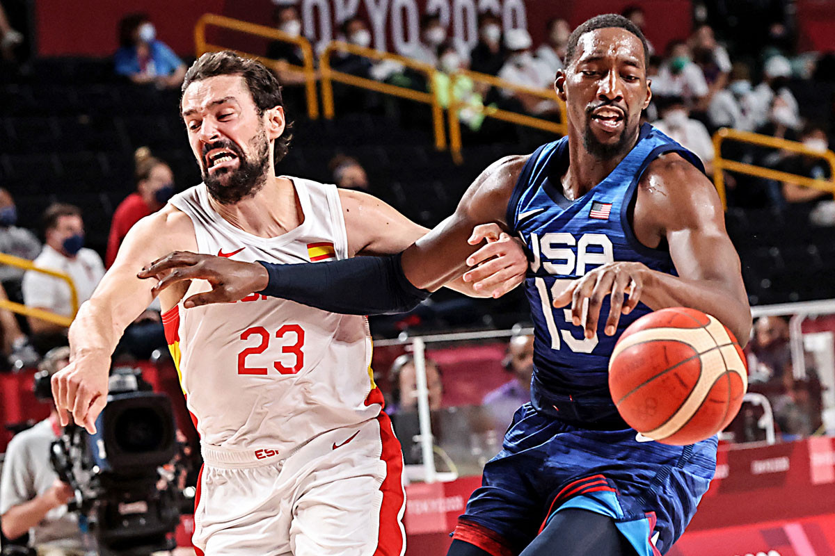 Fotó: AFP/Anadolu Agency/ Elif Oztur Sergio Llull és az amerikai Adebayo harca a labdáért