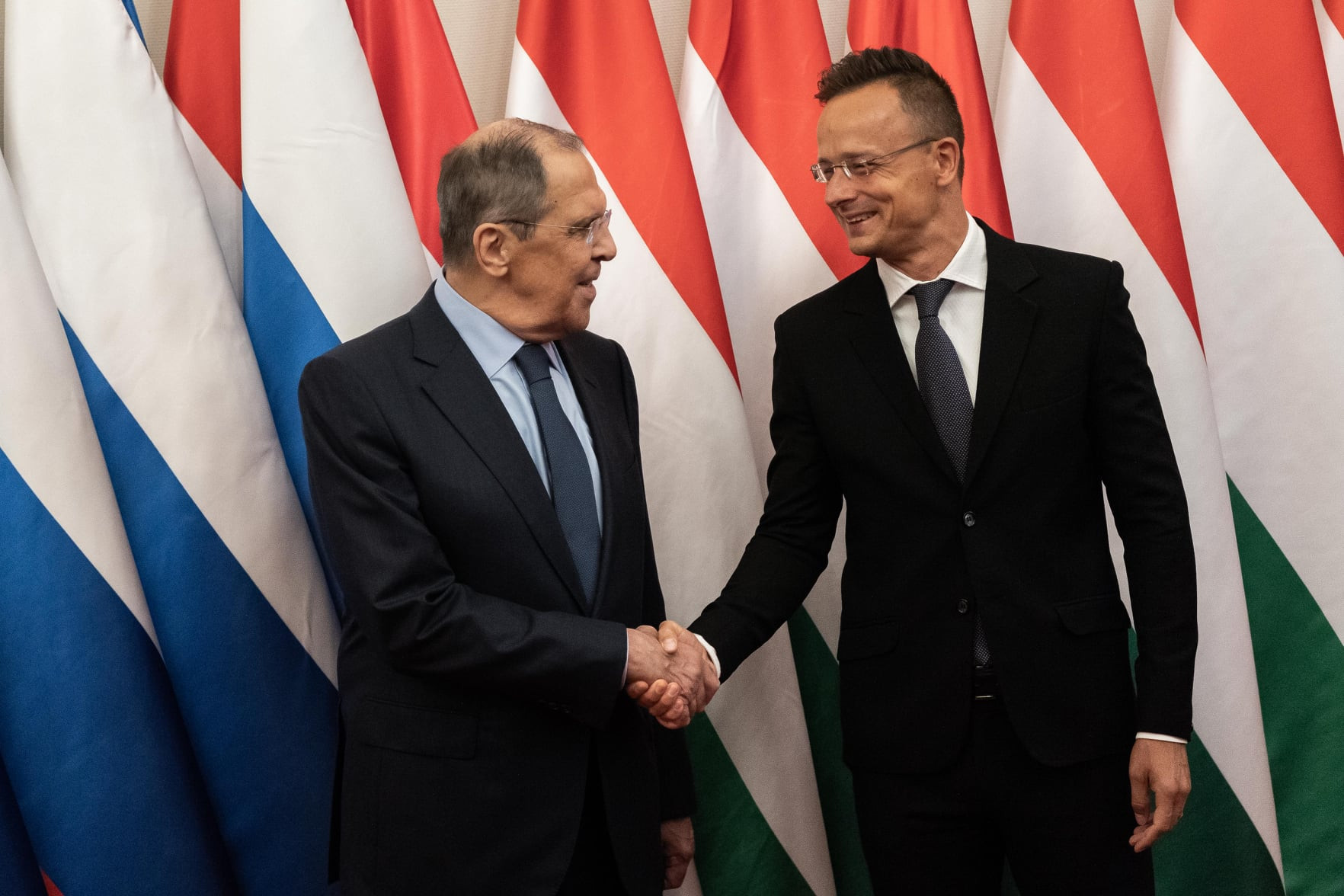Szijjártó Péter (jobbra) kezet fog orosz kollégájával, Szergej Lavrovval