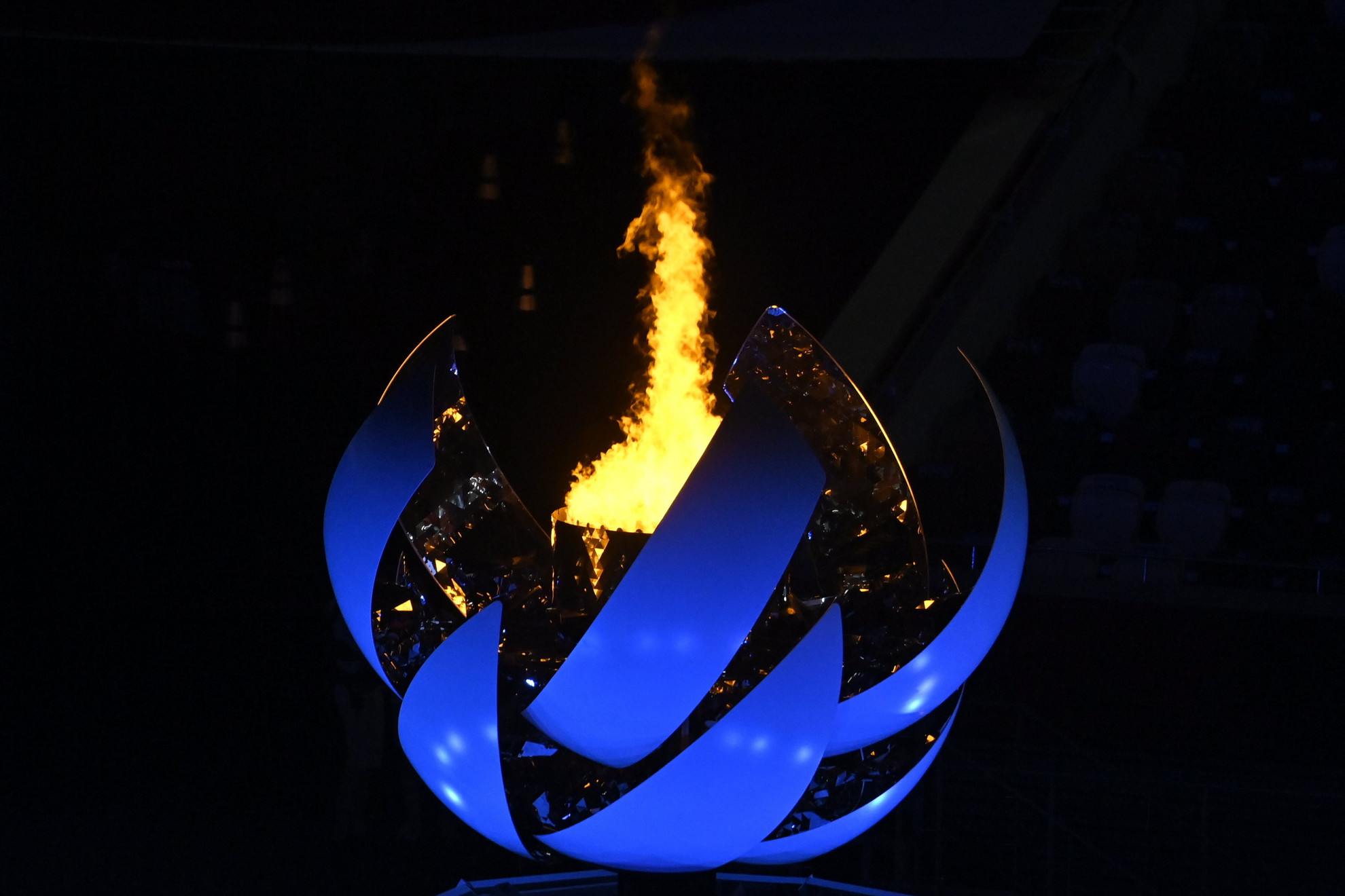 Az olimpiai láng a tokiói ötkarikás játékok záróünnepségén