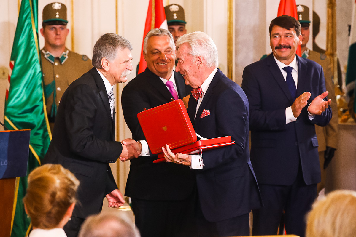Fotó: MH/Purger Tamás Vizi E. Szilveszter Széchenyi-nagydíjas és Széchenyi-díjas orvos, farmakológus, a Magyar Corvin-lánc birtokosa, a Magyarország Barátai Alapítvány elnöke, a Magyar Tudományos Akadémia rendes tagja és korábbi elnöke, a Kísérleti Orvostudományi Kutatóintézet professor emeritusa átveszi a legmagasabb állami kitüntetést, a Magyar Szent István Rend átadásán a Sándor-palotában 2021. augusztus 20-án