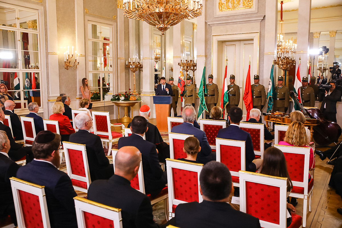Áder János beszédet mond a legmagasabb állami kitüntetés, a Magyar Szent István Rend átadásán a Sándor-palotában 2021. augusztus 20-án