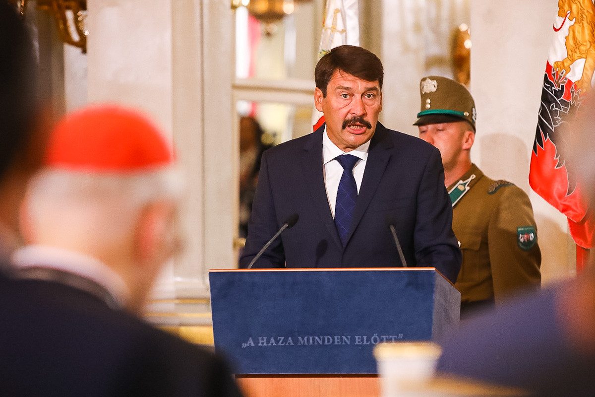 Fotó: MH/Purger Tamás Áder János köztársasági elnök beszédet mond a legmagasabb állami kitüntetés, a Magyar Szent István Rend átadásán a Sándor-palotában 2021. augusztus 20-án