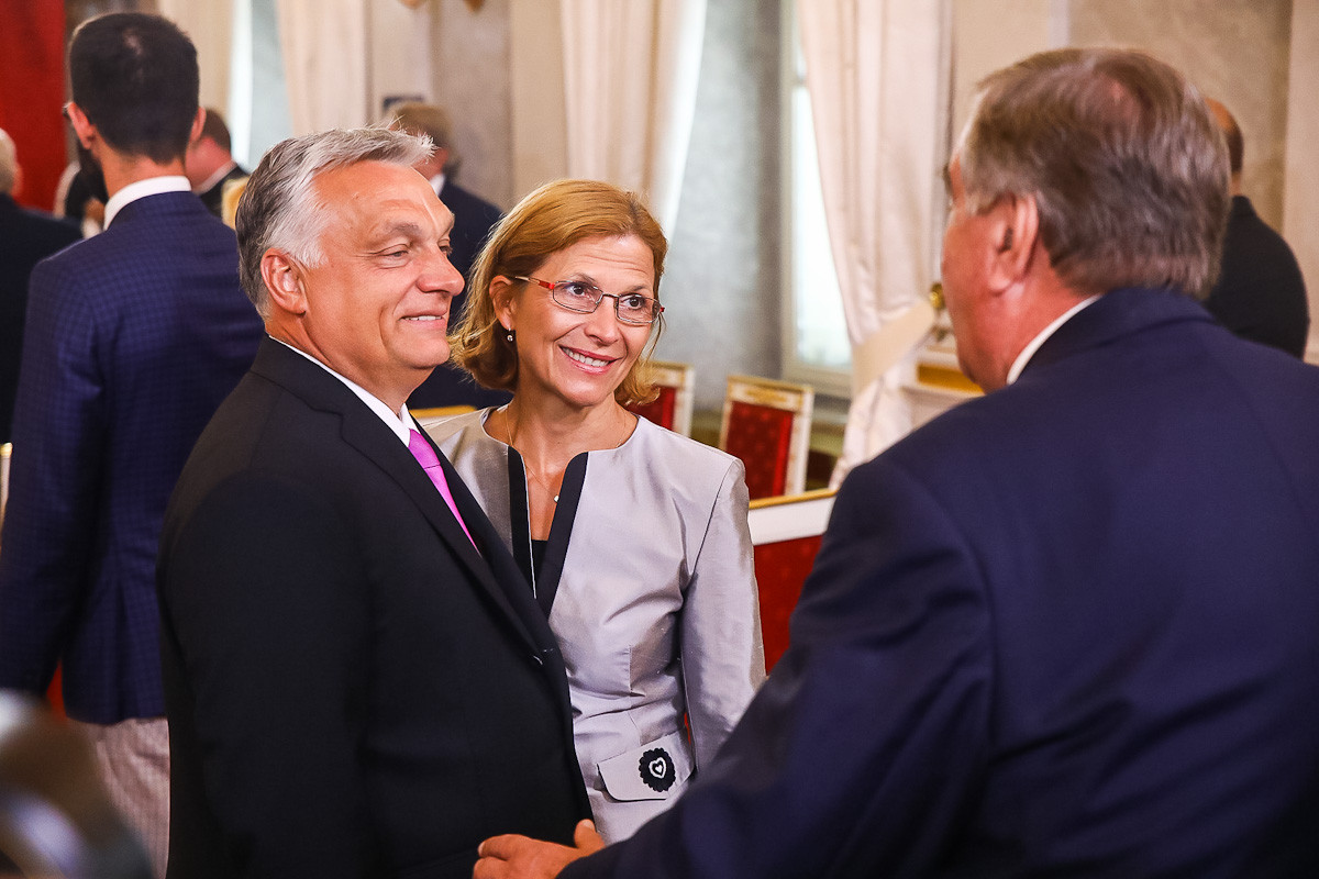 Orbán Viktor miniszterelnök és felesége, Lévai Anikó a legmagasabb állami kitüntetés, a Magyar Szent István Rend átadásán a Sándor-palotában 2021. augusztus 20-án
