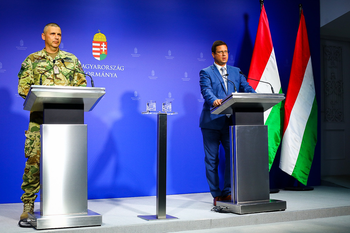Ruszin-Szendi Romulusz vezérkari főnök (b) és Gulyás Gergely Miniszterelnökséget vezető miniszter a kormányinfón 2021. augusztus 21-én