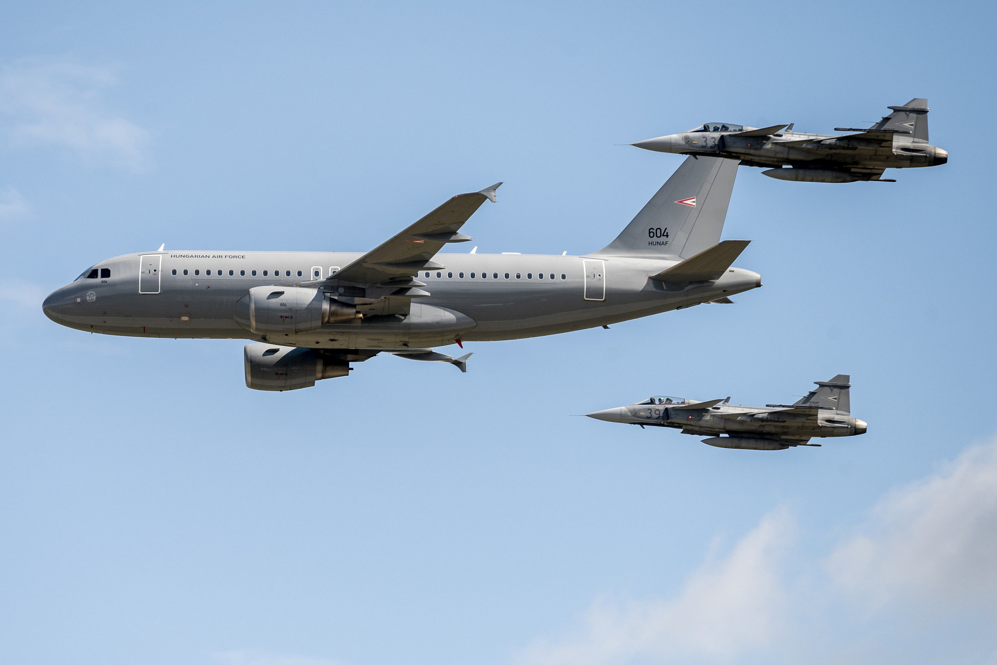 Fotó: MTI/Ujvári Sándor Airbus A-319 szállító repülőgép (b) és JAS-39 Gripen típusú vadászrepülőgépek a kecskeméti nemzetközi repülőnap és haditechnikai bemutató ünnepélyes megnyitója napján